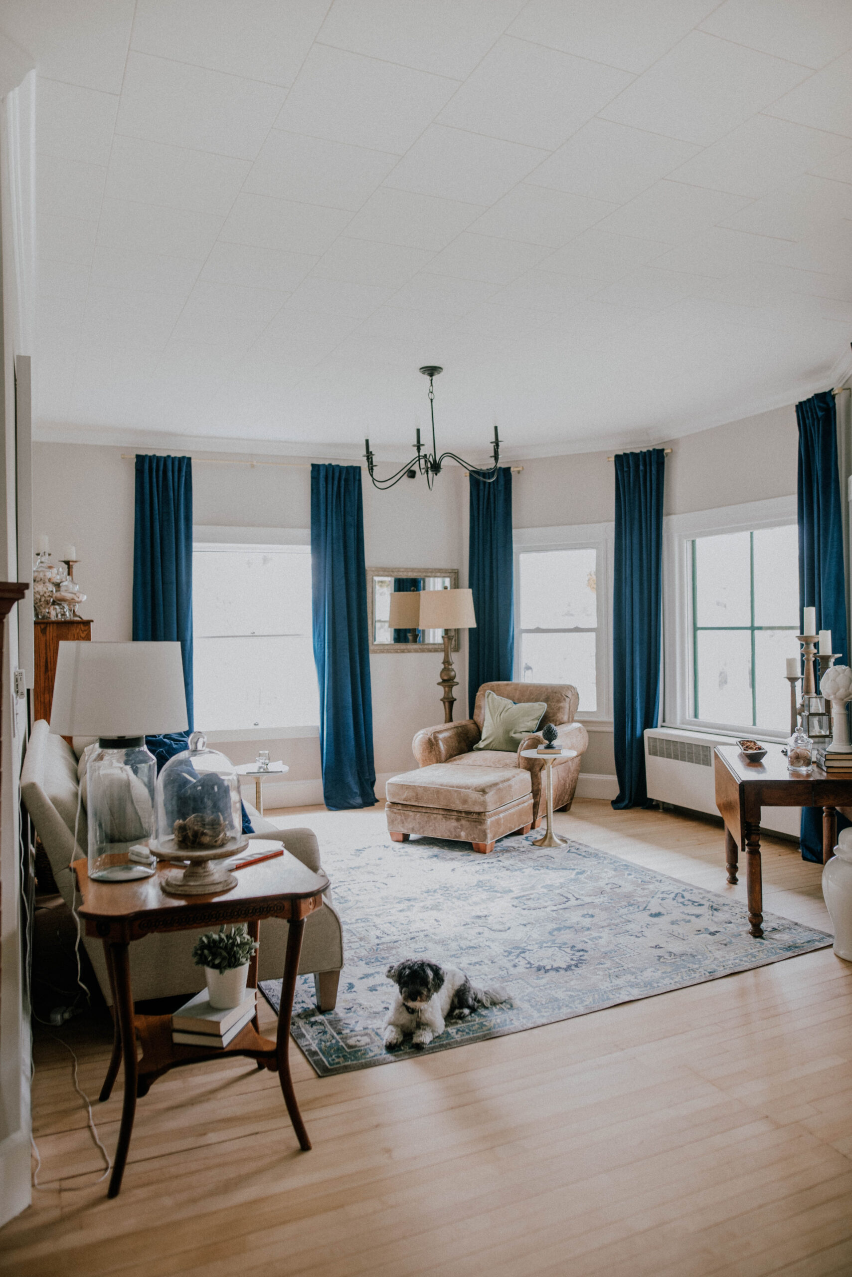 traditional sitting room with blue and neutral decor