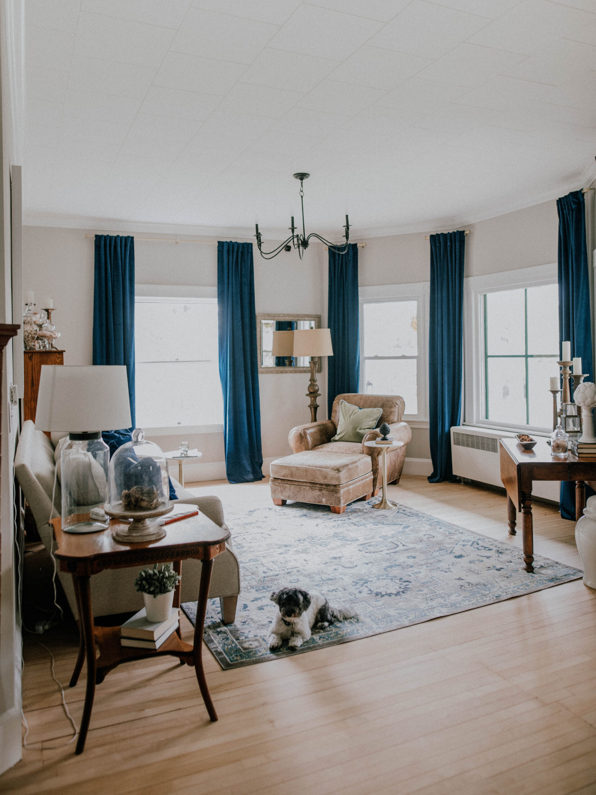 spacious sitting area with traditional decor