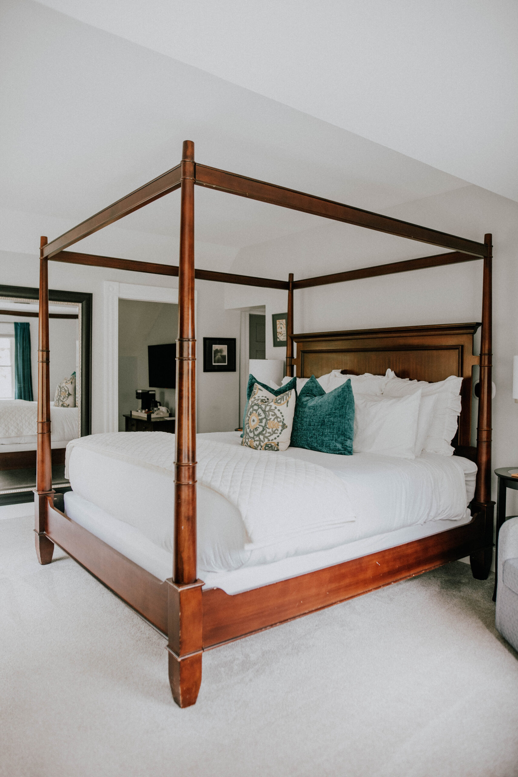 four poster king bed with white bedding