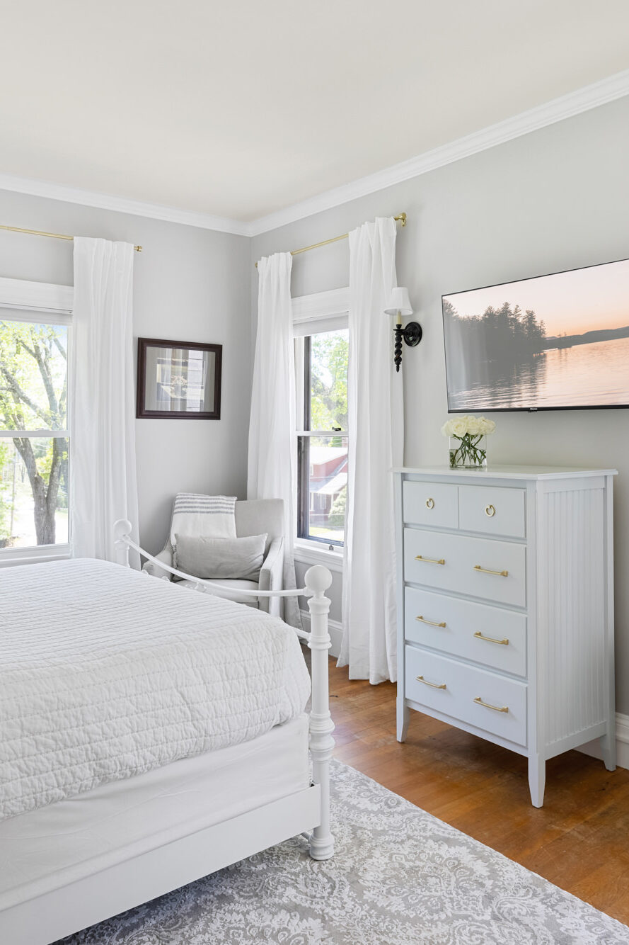 standard room with breezy white decor at noble house inn