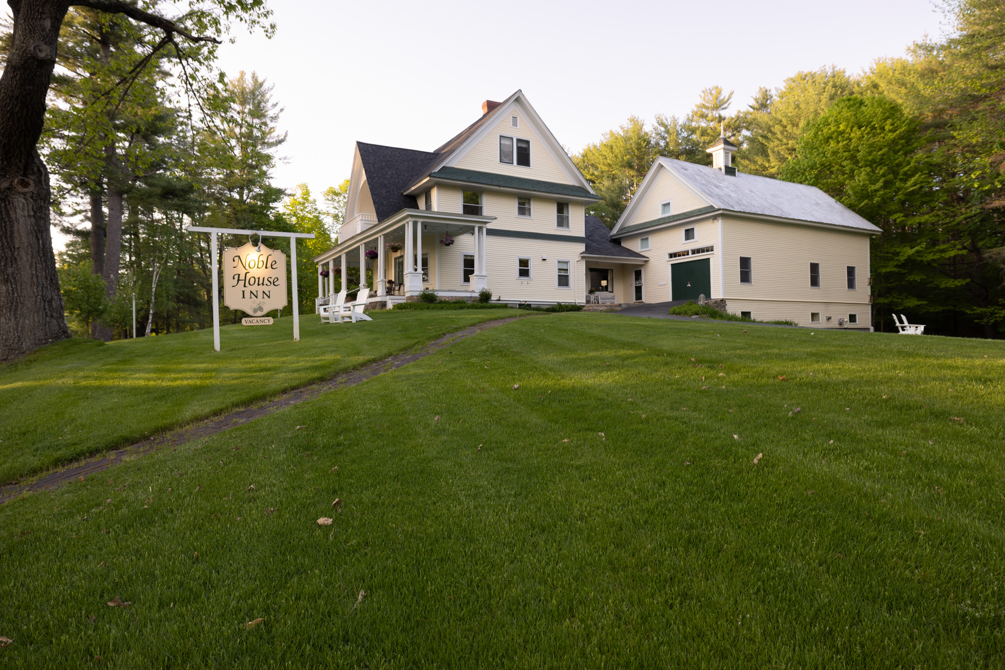 walkway leading to noble house inn