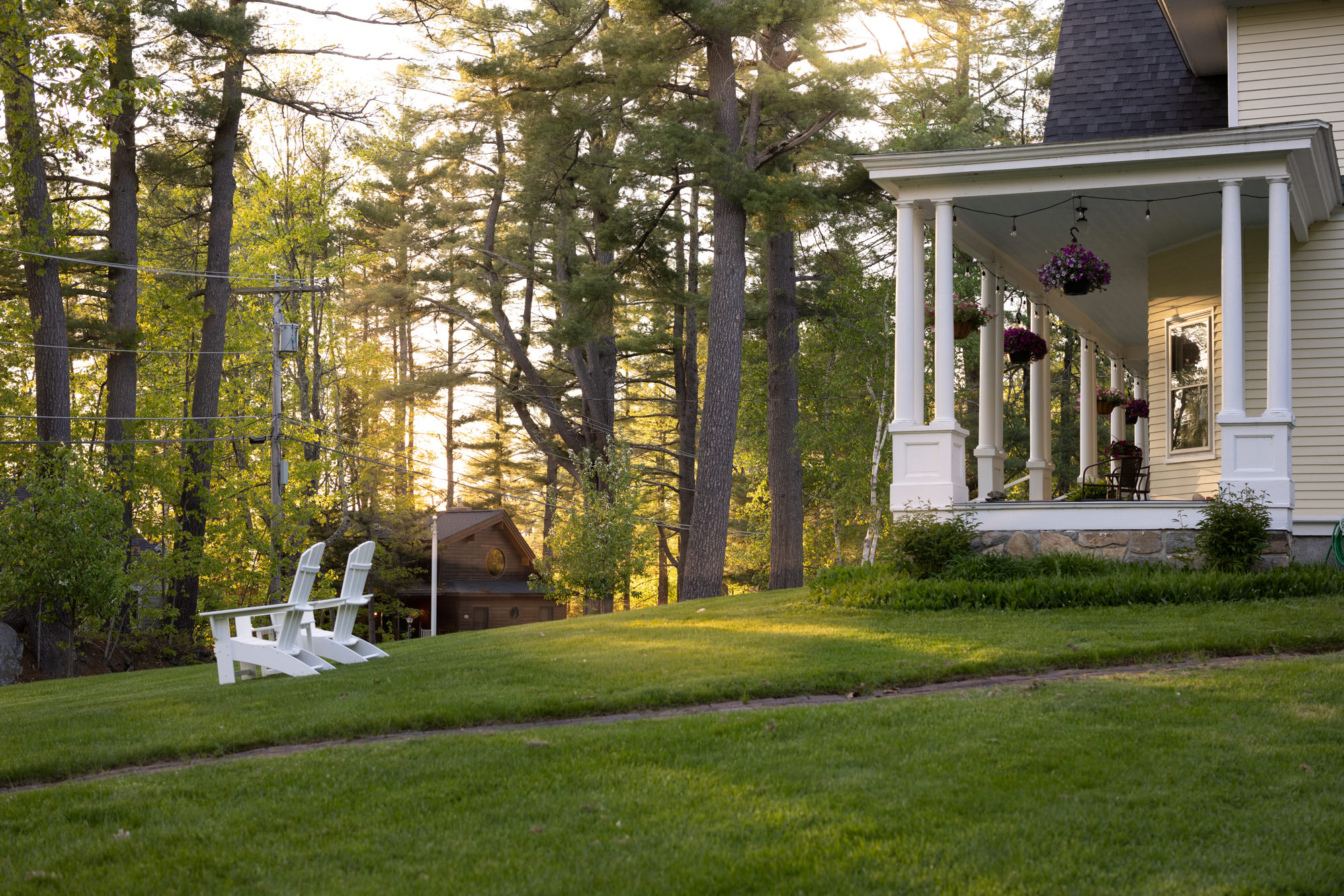 noble house inn porch and lawn